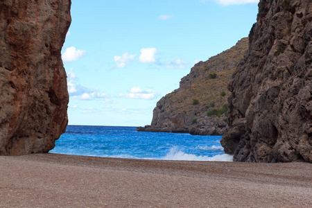 峡谷激流 de Pareis 海滩和地中海，西班牙的马略卡岛