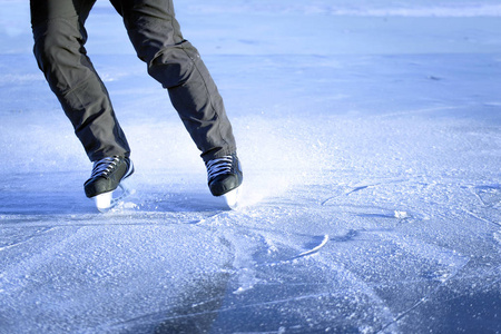 这家伙在冬天骑溜冰鞋在冰上