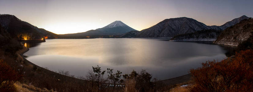 本栖湖湖和山。富士在日出时间