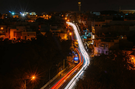 从圣莱亚的夜景看马耳他的道路