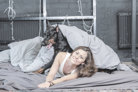 女人在床上与大狗照片