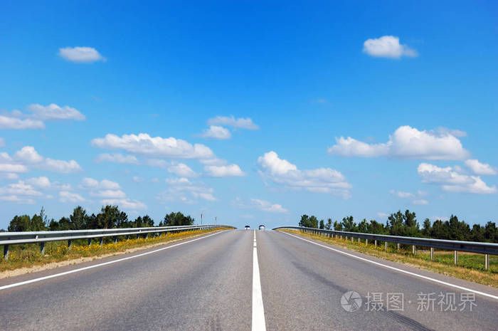 有两辆车朝着相反的方向前进的道路
