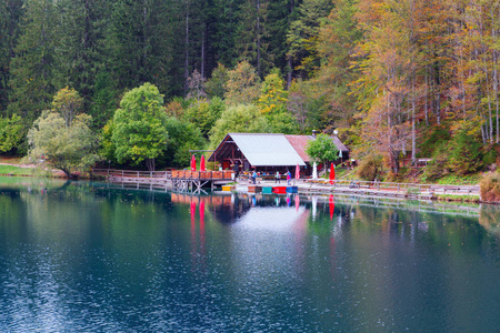 美丽的 Lago di Fusine 山下湖和 Mangart 山