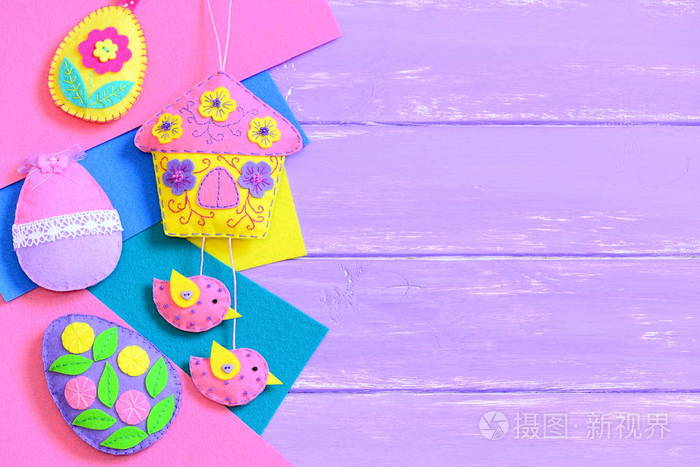 手工制作彩色毛毡复活节工艺品上丁香木背景与文本的空副本空间.
