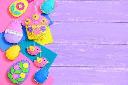 手工制作彩色毛毡复活节工艺品上丁香木背景与文本的空副本空间.