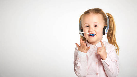 带耳机年轻开朗的女性客户支持运算符和
