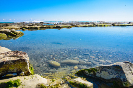 美丽的风景，海景，惊人的自然背景与岩石和蓝色水