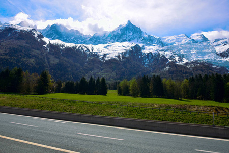 在春天，Mont Blanc 山上覆盖着雪。惊人的全景，在春天的法国阿尔卑斯山的雪崩