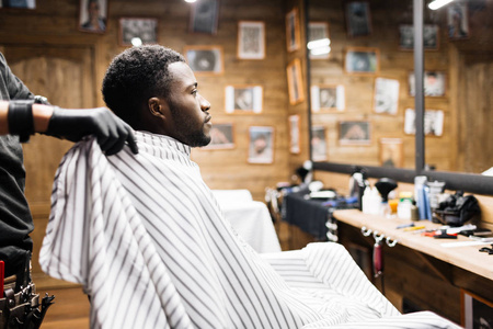 非洲的家伙坐在理发店图片