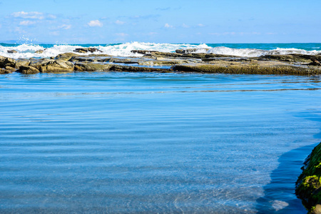 美丽的风景,海景,惊人的自然背景与岩石和蓝色水照片