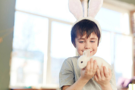 小男孩控股可爱的兔子