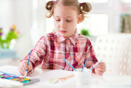 用五颜六色的颜料在家里画的漂亮的小儿童女孩