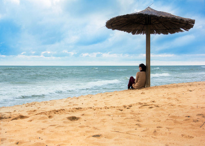 遮阳伞的女孩图片