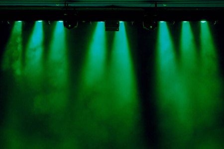 通过在剧院演出期间烟聚光灯从绿色的光。照明设备