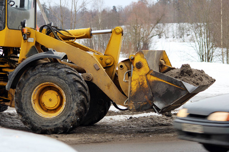 挖掘机清理脏雪城市道路图片