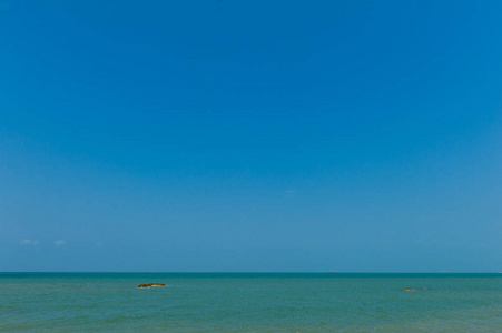 美丽的海景海地平线和蓝天