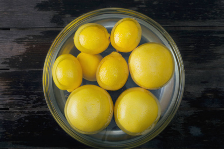一群柠檬和葡萄柚在一个碗里装满了水