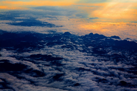 在日落或日出时, 空中天空与云。上面从飞机