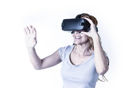 快乐和兴奋的美女均使用 3d 眼镜观看 360 虚拟现实视觉