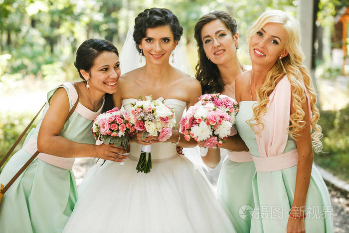 可爱的新娘与伴娘