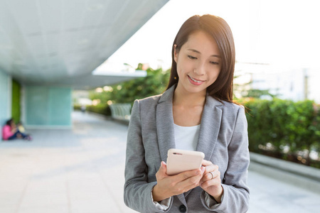 手机业务的女人用发短信