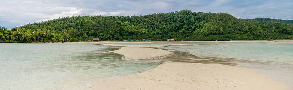 桑迪在当地村庄 Monsuar 岛上的银行。Raja Ampat，印度尼西亚西巴布亚