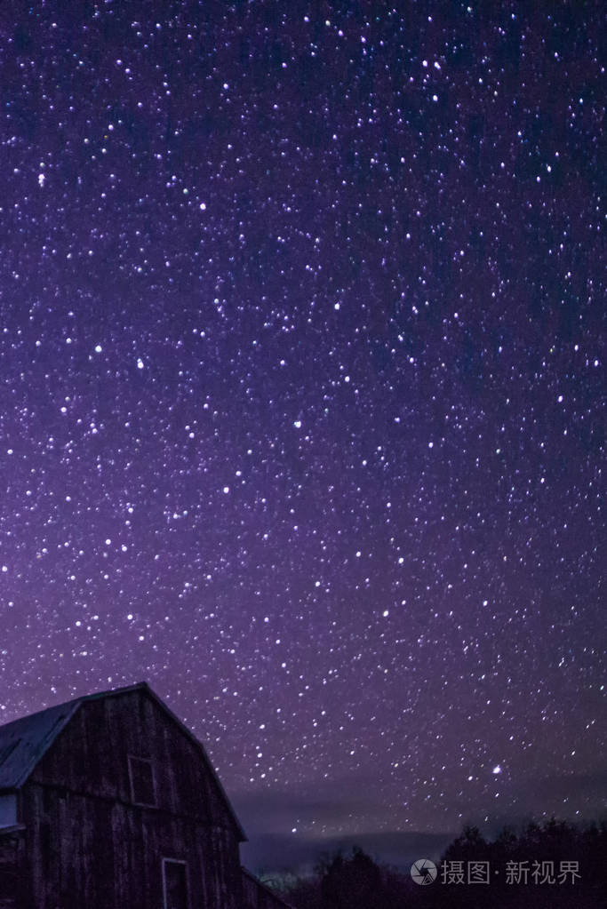 安大略省农场上有星星和树木的乡村谷仓