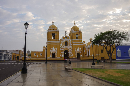 清晨，秘鲁明亮黄色殖民风格的大教堂广场的特鲁希略在