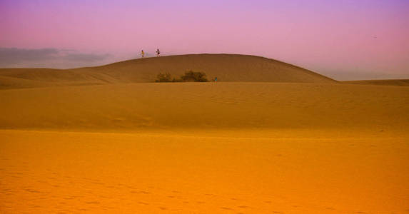 黄昏的沙漠沙丘图片