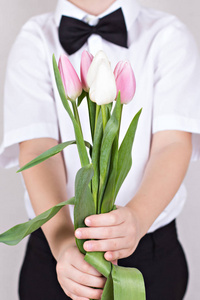 春天的花朵，孩子们用手中的花束