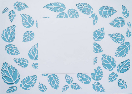 蓝色和白色，方形框架背景叶子上。由纸剪成的叶子