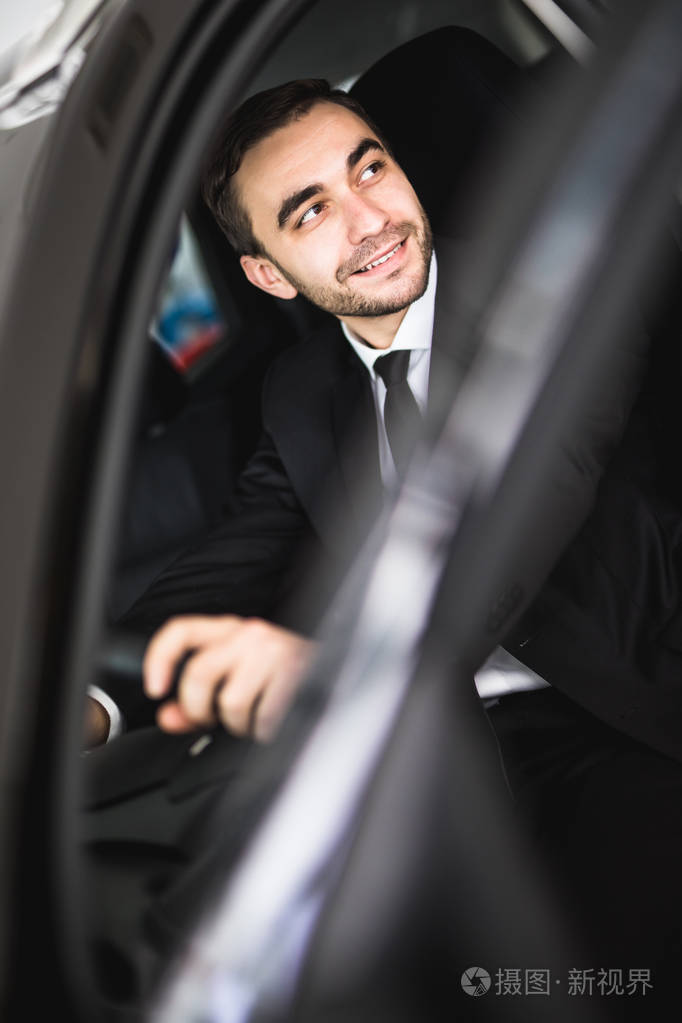 有吸引力的优雅快乐男人开车好照片-正版商用图片0xqwnt-摄图新视界