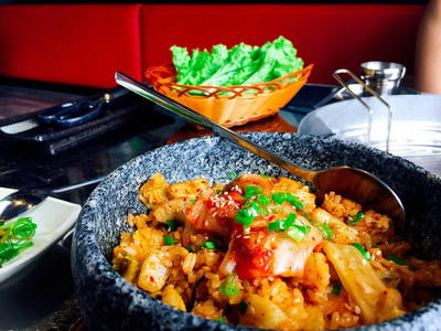 碗热腾腾的韩式泡菜水稻图片