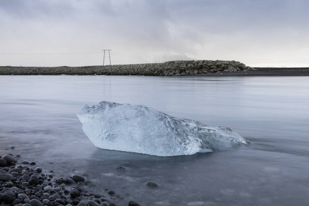 冰岛的 Jokulsarlon 冰川泻湖，期间一个灿烂的夏日夜晚