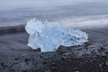 冰岛的 Jokulsarlon 冰川泻湖，期间一个灿烂的夏日夜晚