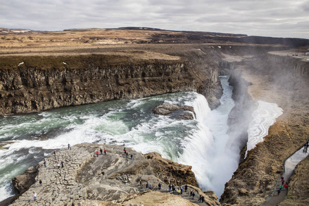 在冰岛泡汤瀑布。冰岛