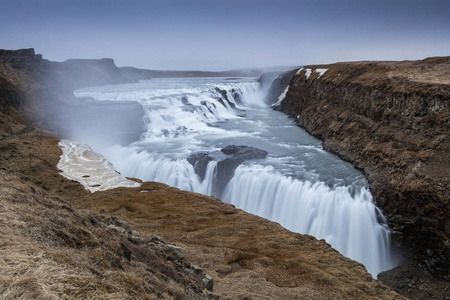 在冰岛泡汤瀑布。冰岛