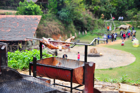 在越南的村庄里, 用热木炭烤整头猪