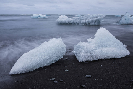 冰岛的 Jokulsarlon 冰川泻湖，期间一个灿烂的夏日夜晚