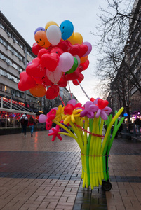 一个在街上卖气球的女人照片
