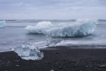 冰岛的 Jokulsarlon 冰川泻湖，期间一个灿烂的夏日夜晚