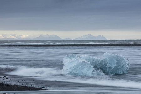 冰岛的 Jokulsarlon 冰川泻湖，期间一个灿烂的夏日夜晚