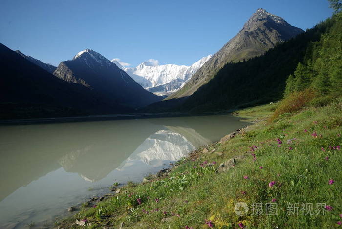 山区河流在山上 电流通过这条河峡谷 石头和岩石的土地在河的附近 美丽的山景观照片 正版商用图片0xr35h 摄图新视界 山区河流在山上 电流通过这条河峡谷 石头和岩石的土地在河的附近 美丽的山景观照片 正版商用图片0xr35h 摄图新视界