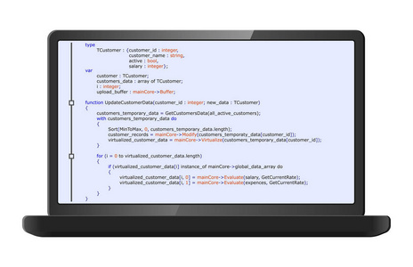 程序代码在屏幕上的笔记本电脑