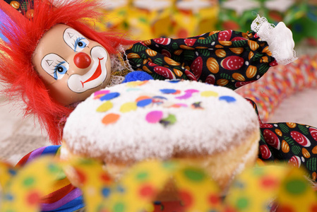 有红色的头发和甜甜甜圈在嘉年华小丑