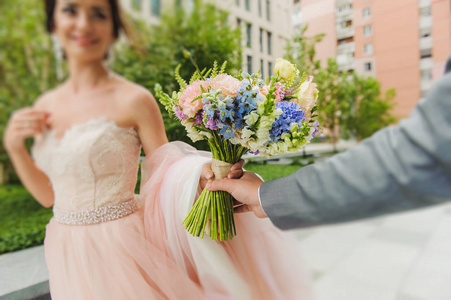 新郎新娘拿着一束花