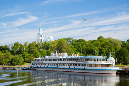 站在码头上岛的 Valaam 旅游客船