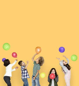 孩子们玩着五颜六色的气球