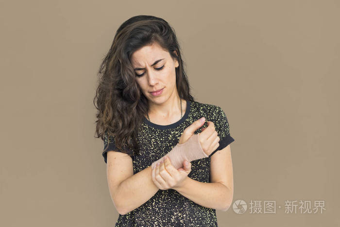 女人用受伤的手