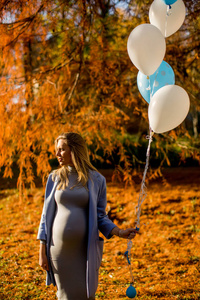 孕妇与气球在秋天的树林